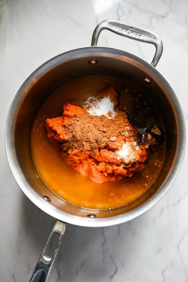 Alle ingrediënten voor de pompoenboter in een pan doen en vervolgens door elkaar roeren.