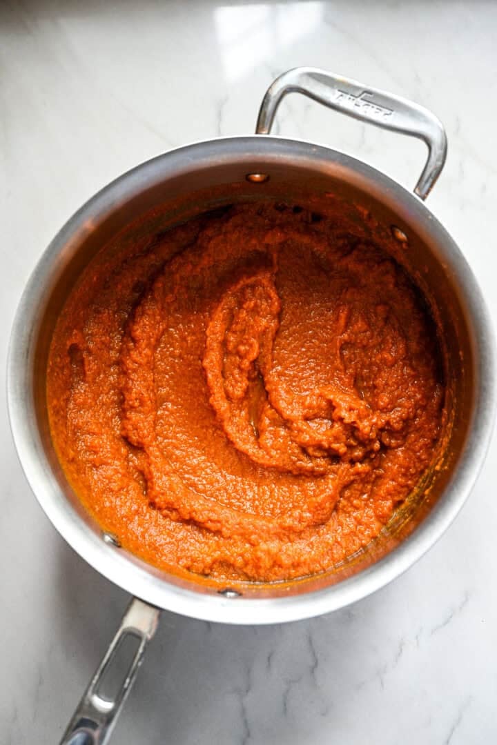 Alle ingrediënten voor pompoenboter in een pannetje na door elkaar roeren.