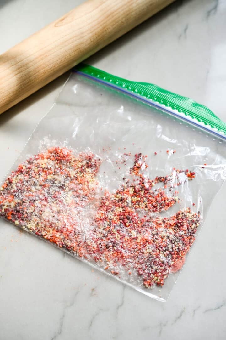 Herfsthagelslag vermalen in een plastic zak.