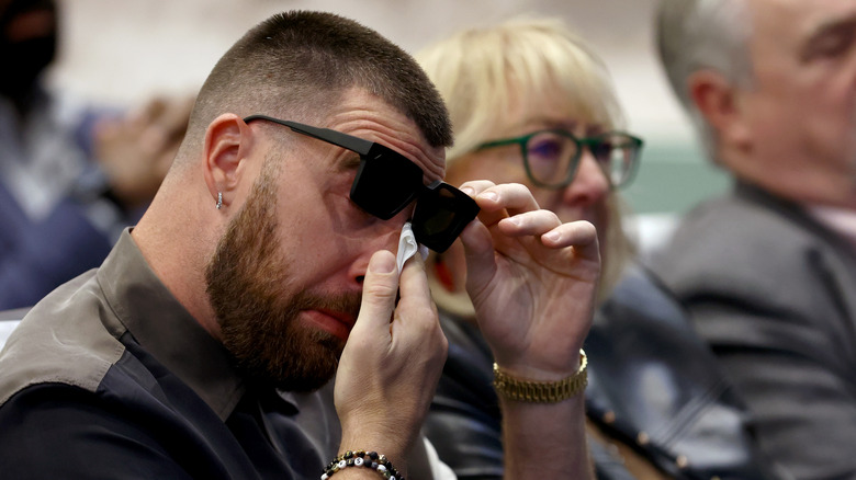 Travis Kelce veegde zijn tranen weg tijdens de pensionering van zijn broer Jason bij de NFL in het NovaCare Complex