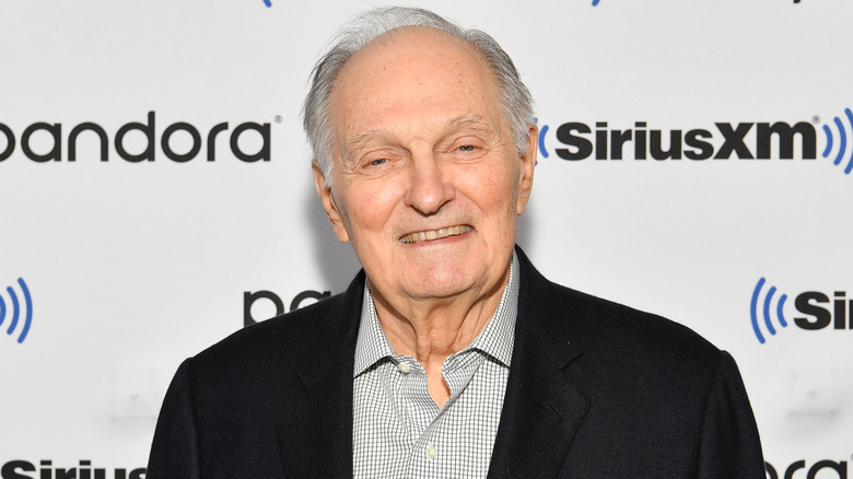 Alan Alda glimlacht