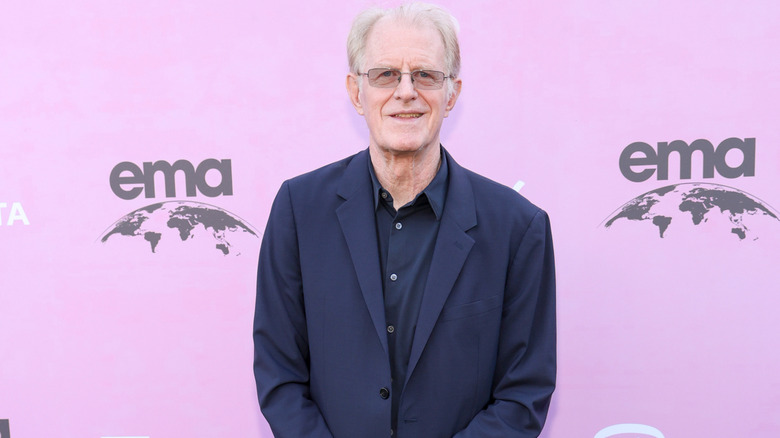 Ed Begley Jr. glimlacht