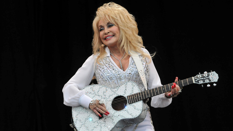 Dolly Parton speelt gitaar