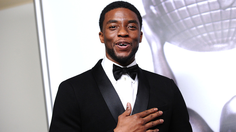 Chadwick Boseman glimlacht