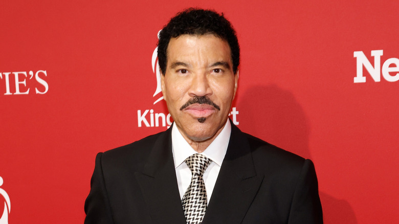 Lionel Richie poseert in een pak
