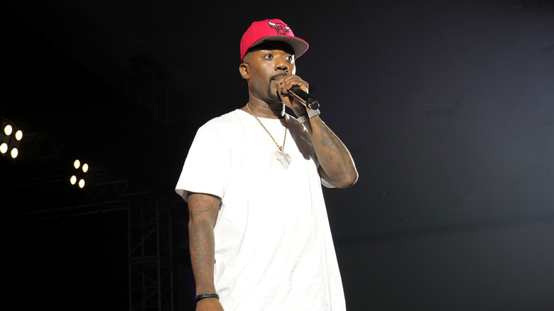 Ray J treedt op