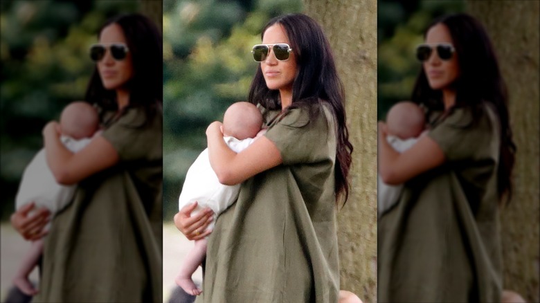 Meghan Markle houdt Archie vast tijdens het bijwonen van de King Power Royal Charity Polo Match