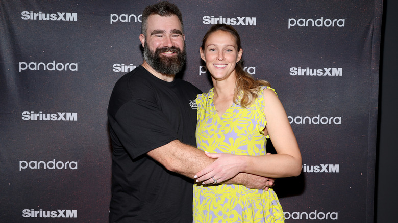 Jason Kelce en Kylie Kelce bijwonen van Chris Stapleton's optreden Live From The Fillmore New Orleans voor SiriusXM en Pandora