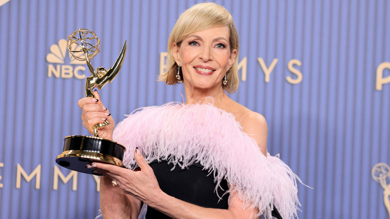 Allison Janney poseert met haar Emmy