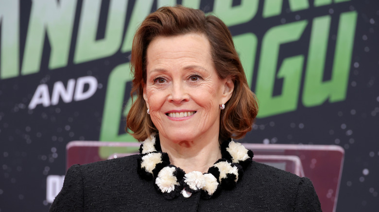 Sigourney Weaver glimlacht