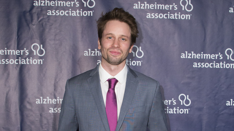 Tyler Ritter glimlacht