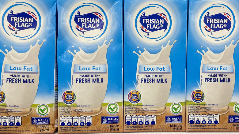 magere melkpakken op de plank van een supermarkt