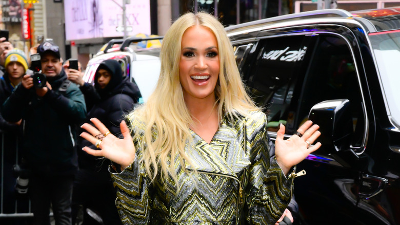 Carrie Underwood zwaait buiten in New York City