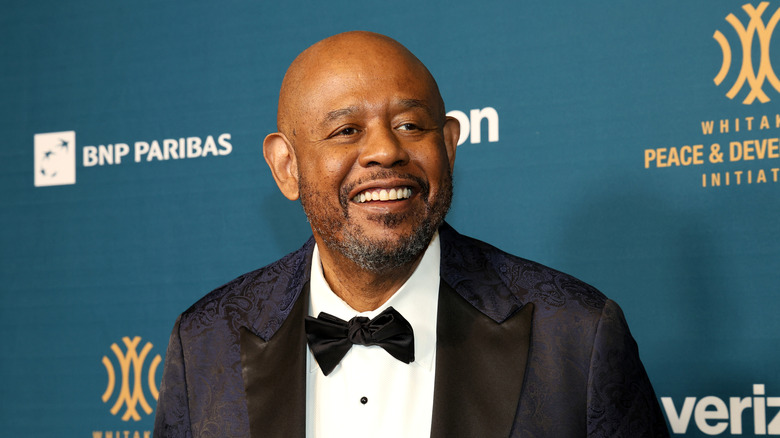Forest Whitaker glimlacht voor een foto gemaakt tijdens een beroemdheidsevenement