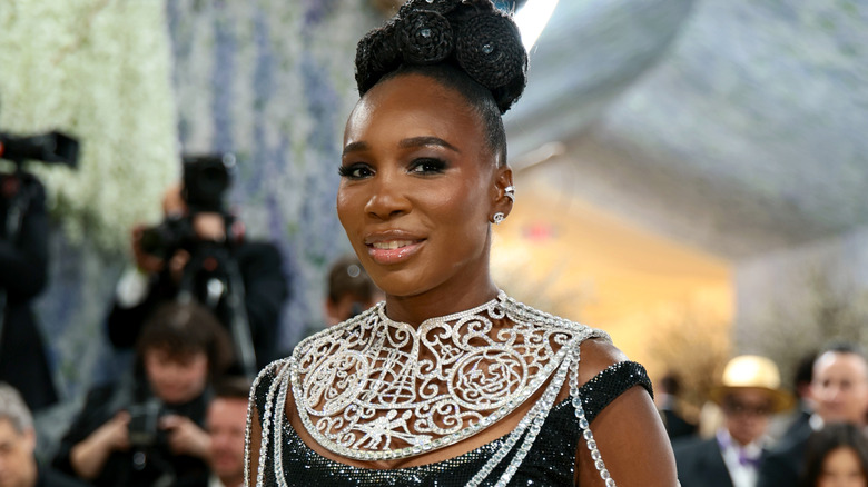 Venus Williams glimlacht voor een foto tijdens een luxe publiciteitsevenement