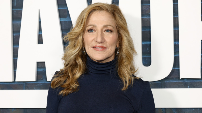 Edie Falco poseert