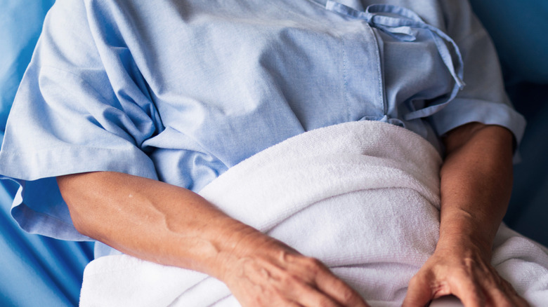 vrouwelijke patiënt in een bed in een ziekenhuiskamer