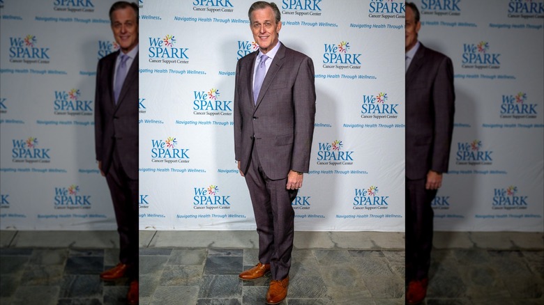 Billy Gardell poseert in een pak