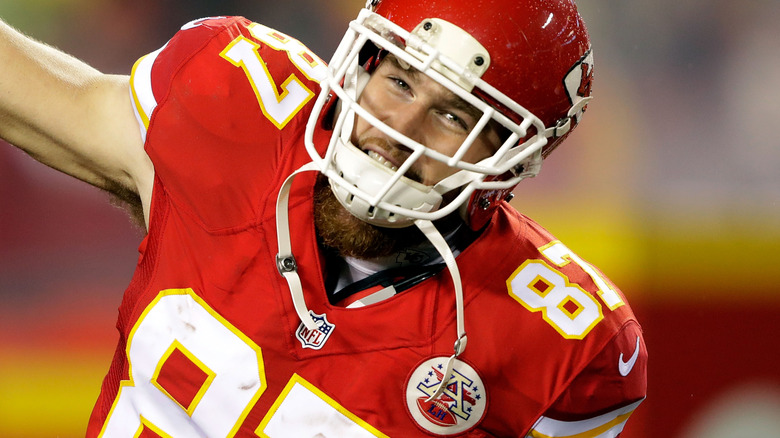 Close-up van de schouders van Travis Kelce tijdens een wedstrijd uit 2016