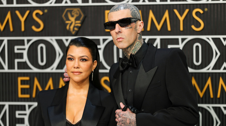 Kourtney Kardashian en Travis Barker bijwonen van de 75e Primetime Emmy Awards in Peacock Theatre