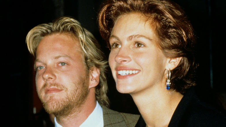 Kiefer Sutherland en Julia Roberts lachend voor camera's