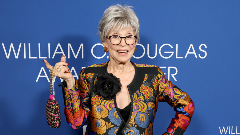Rita Moreno glimlacht