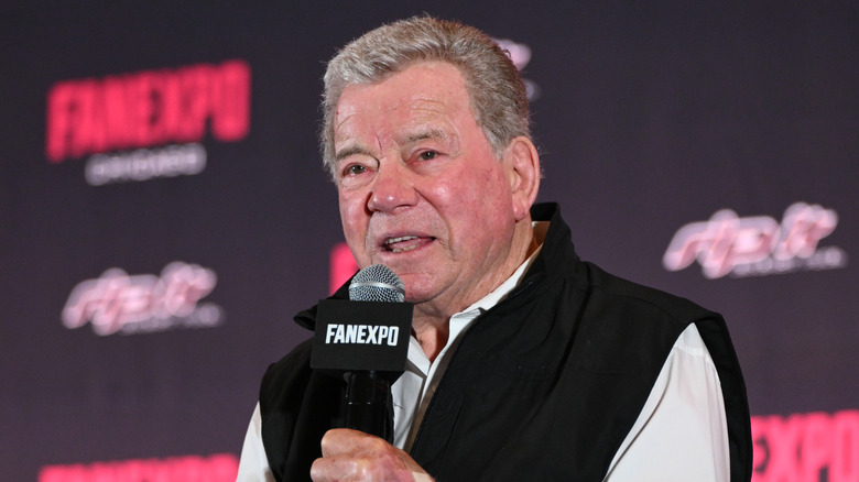 William Shatner praat in een microfoon