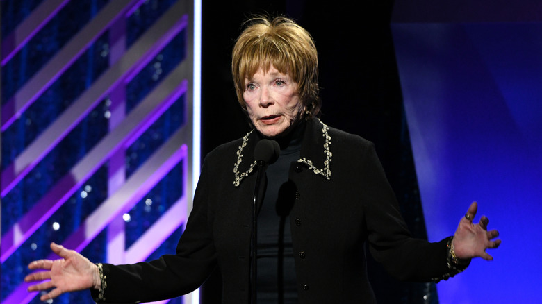 Shirley MacLaine houdt een toespraak