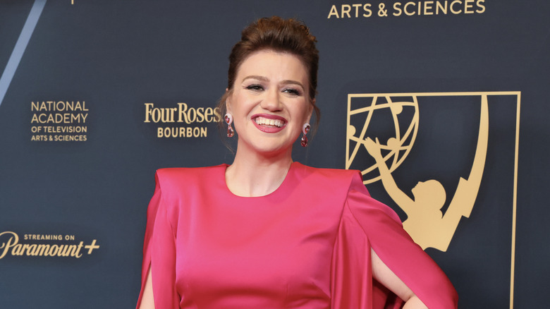 Kelly Clarkson glimlacht