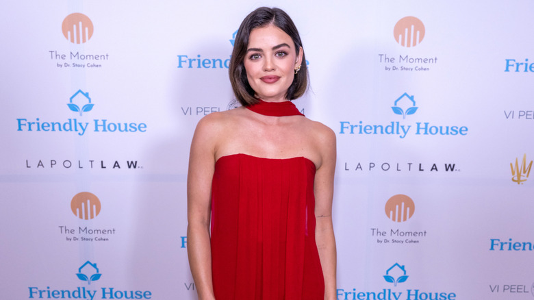 Lucy Hale woont de 34e jaarlijkse Friendly House Humanitarian Awards-lunch bij in het Fairmont Century Plaza