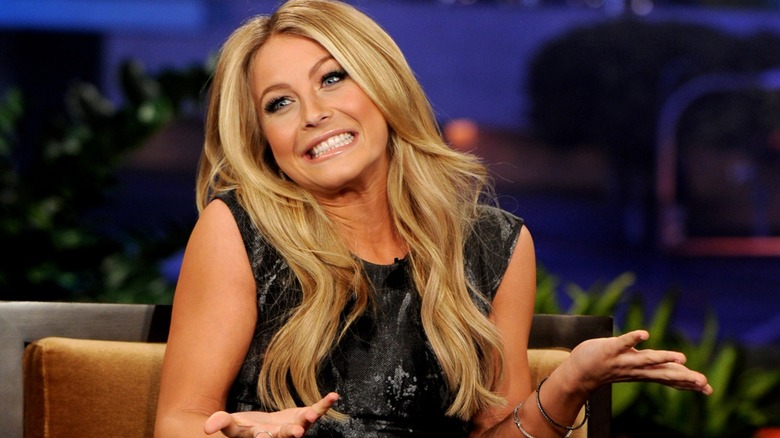 Julianne Hough zit terwijl ze wordt geïnterviewd in een talkshow