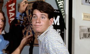Happy Days Star, 77, deelt shirtloze selfie – maar het is niet voor ijdelheid