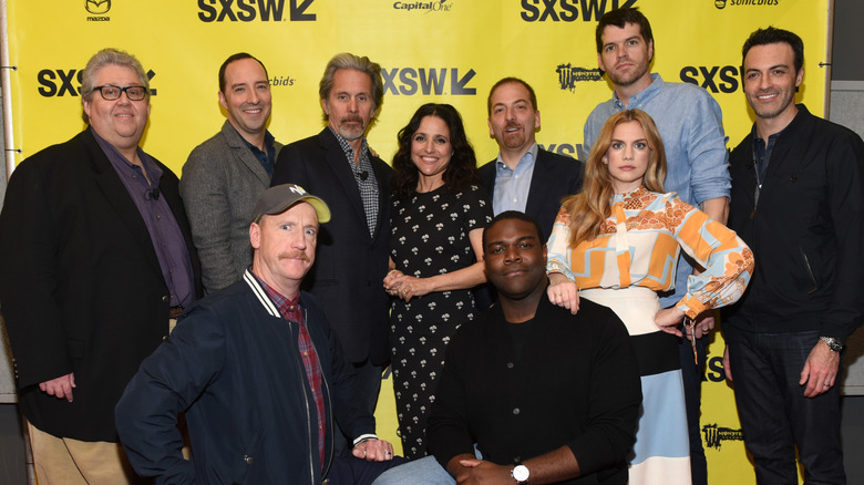 Julia Louis-Dreyfus en de Veep-cast poseren