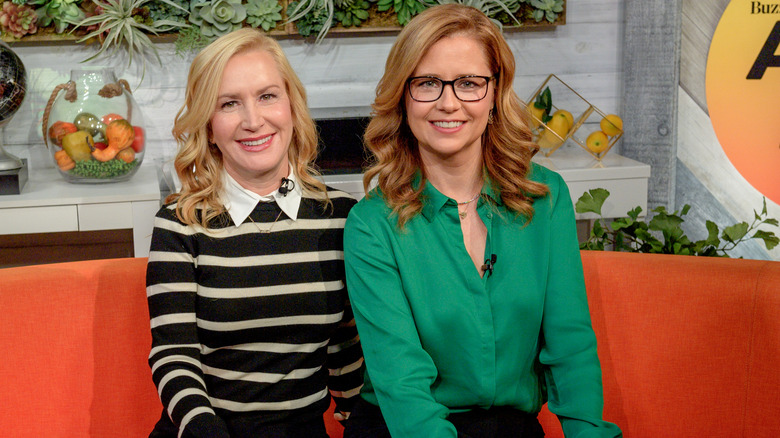 Angela Kinsey en Jenna Fischer glimlachen