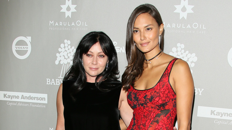 Shannen Doherty en Anne Marie Kortright lachend