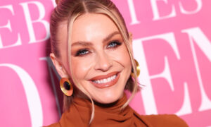 Julianne Hough geeft toe dat ze plast terwijl ze haar tanden poetst. De hygiënepolitie wil graag iets zeggen