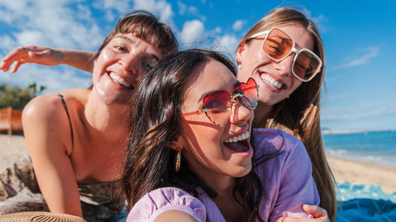 jonge vrouwen glimlachend in de zon