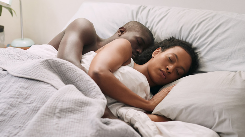 jong koppel in slaap in bed
