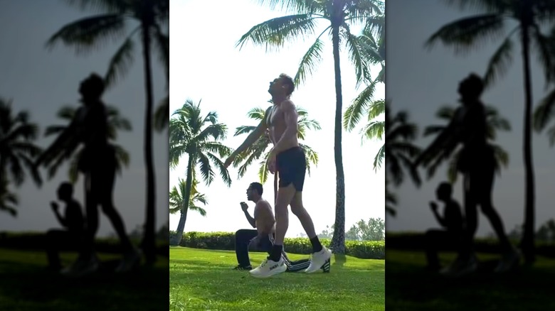 Ryan Seacrest voert lunge-squats uit in een park