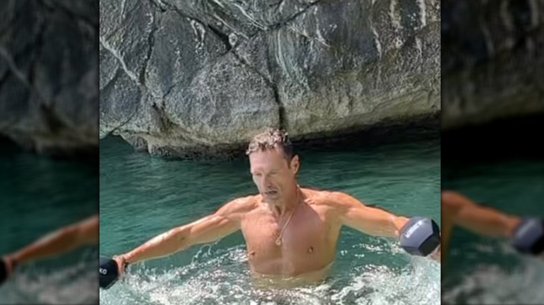 Ryan Seacrest doet onderwatertraining met gewichten