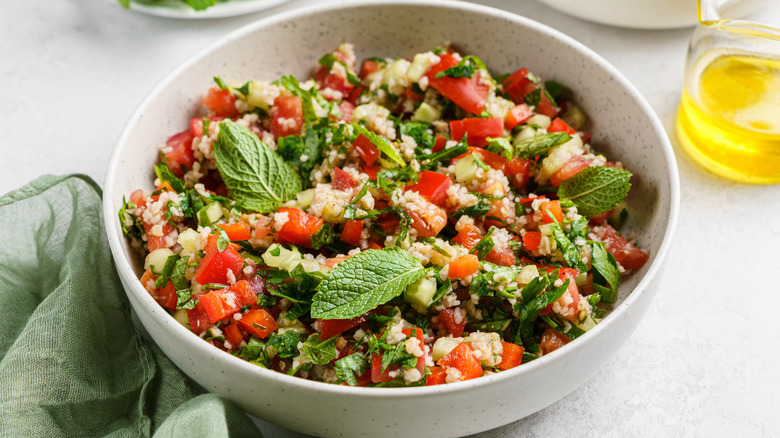 Een kom salade met olijfolie