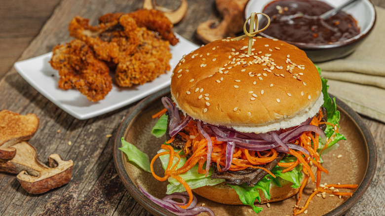 Een vegan burger met plantaardig voedsel