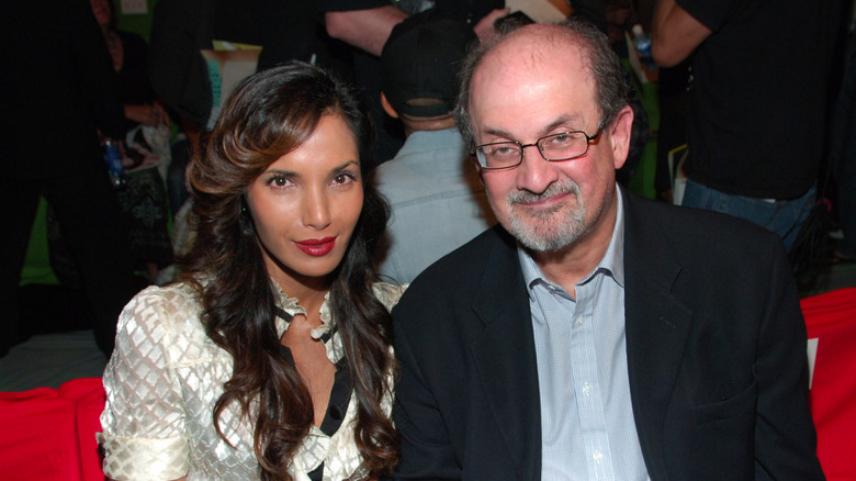 Salman Rushdie en Padma Lakshmi glimlachen