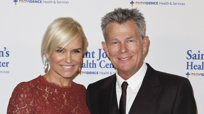 Yolanda Hadid en David Foster glimlachen