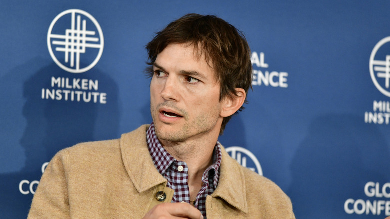 Ashton Kutcher wordt geïnterviewd tijdens een openbaar evenement