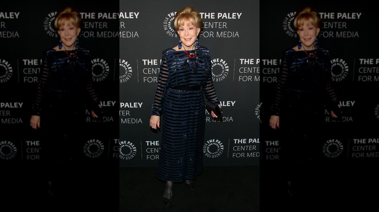 Barbara Eden glimlacht