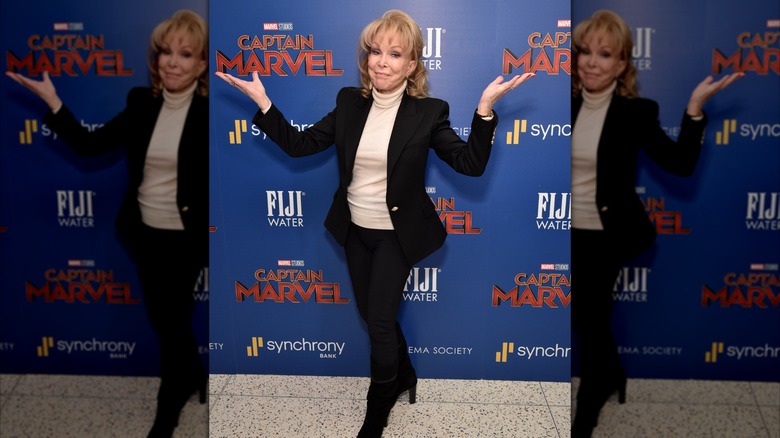 Barbara Eden poseert
