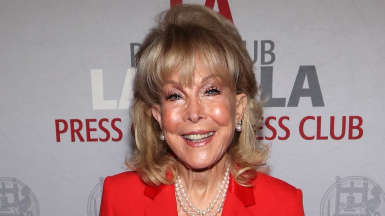 Barbara Eden glimlacht