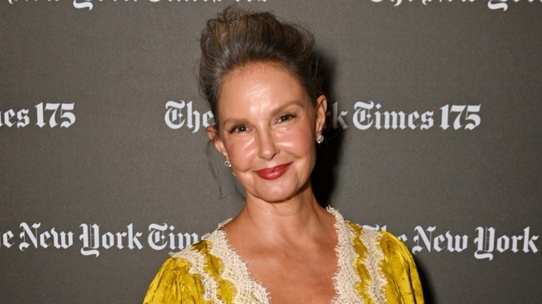 Ashley Judd in een gele jurk tijdens een openbaar evenement