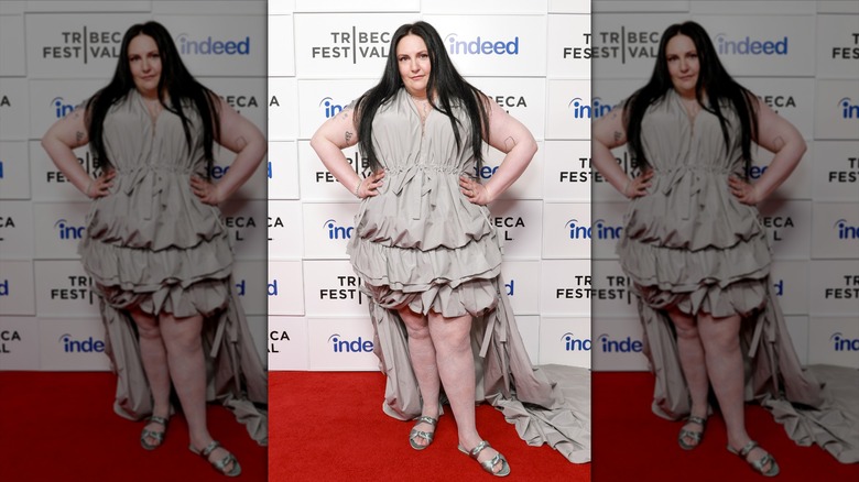 Lena Dunham poseert tijdens een beroemdheidsevenement terwijl ze een champagnekleurige jurk draagt
